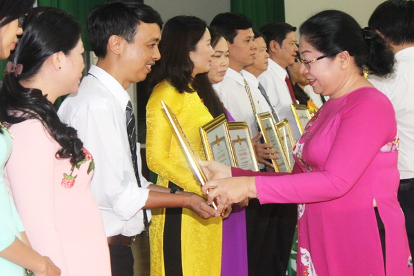  Giám đốc Sở GD- ĐT Huỳnh Lệ Giang tặng danh hiệu Chiến sĩ thi đua cấp tỉnh cho các cá nhân.