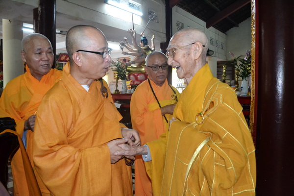 Các hòa thượng, thượng tọa trong tỉnh, hỏi thăm sức khỏe Hòa thượng Thích Minh Chánh, nguyên Trưởng ban Trị sự Giáo hội Phật giáo tỉnh, năm nay 92 tuổi.