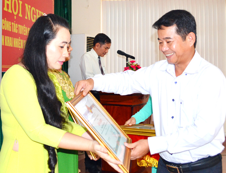 Trưởng ban Tuyên giáo Tỉnh ủy Thái Bảo trao bằng khen của UBND tỉnh cho các báo cáo viên giỏi lý luận chính trị năm 2016-2017. Ảnh: Phương Hằng