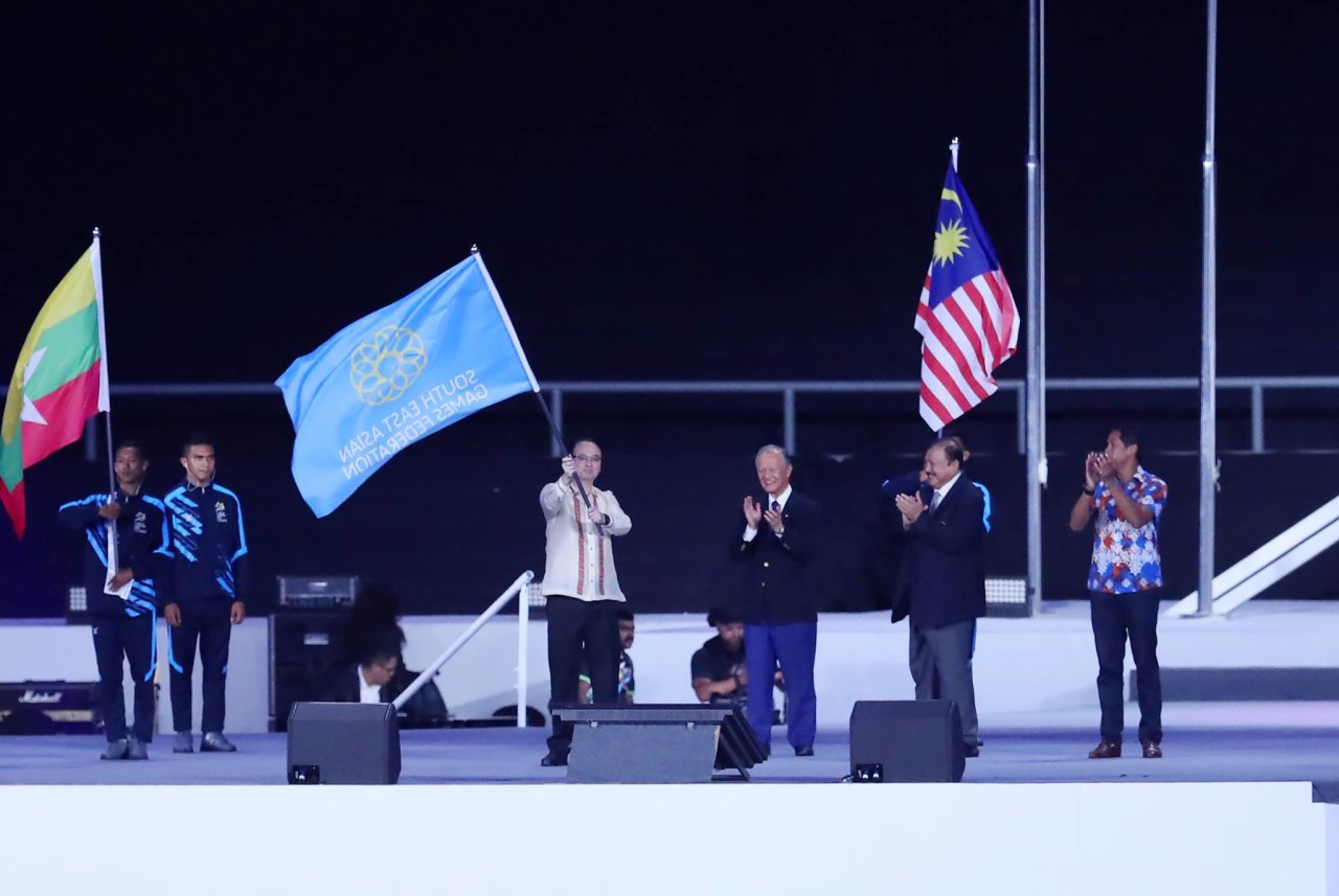 Lá cờ SEA Games được đại diện của philippines nước đăng cai SEA Games 30 vẫy cao tại lễ bế mạc SEA Games 29.