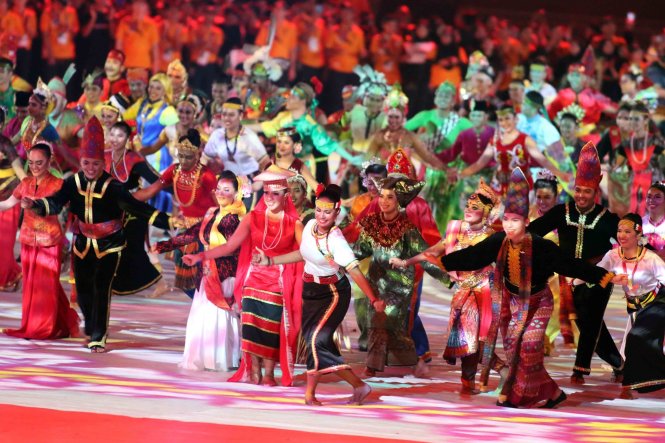 Các nghệ sĩ trình diễn những điệu múa Malaysia tại lễ bế mạc.