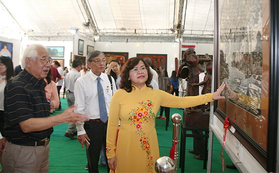 Phó chủ tịch UBND tỉnh Nguyễn Hòa Hiệp cùng các đại biểu tham quan triển lãm.