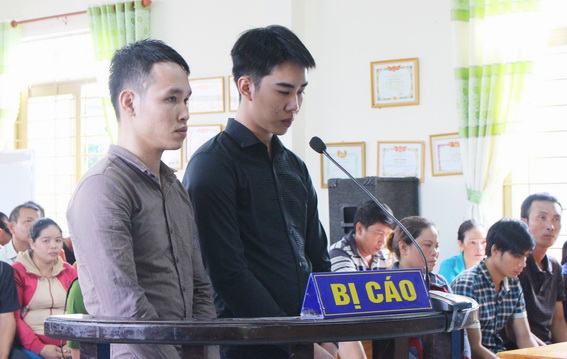 Hai bị cáo: K Hoàng Lộc và Phạm Tấn Hữu (từ trái qua)