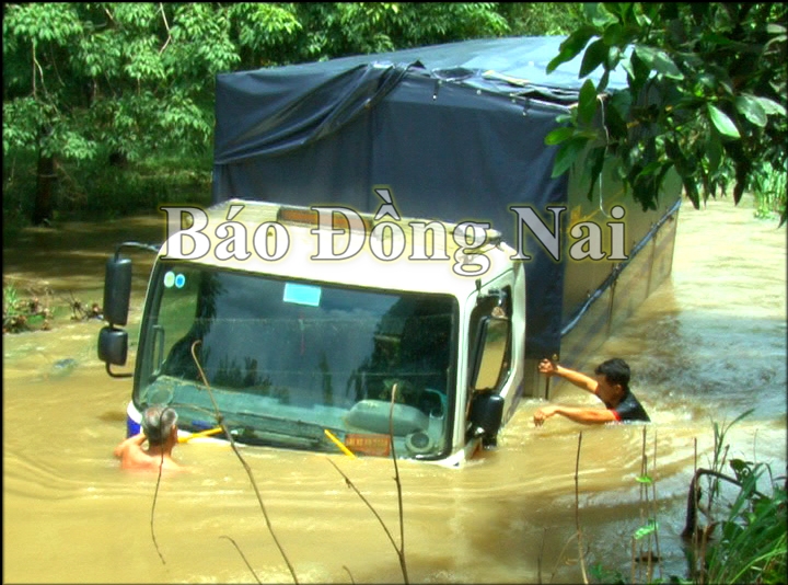Chiếc xe tải đã bị dòng nước cuốn trôi khoảng 20 mét, 5 người đi trên xe may mắn thoát nạn