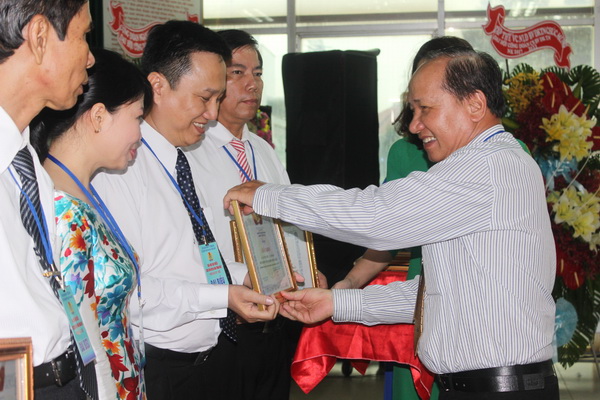 Ông Trần Quốc Tuấn, Chủ tịch Công đoàn ngành Y tế khen thưởng tập thể Công đoàn cơ sở bệnh viện đa khoa Thống Nhất.