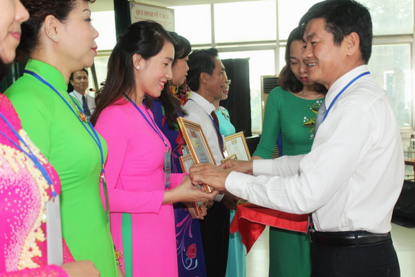 Giám đốc bệnh viện đa khoa Thống Nhất Phạm Văn Dũng khen thưởng các cá nhân có thành tích xuất sắc trong hoạt động Công đoàn.