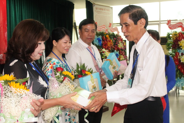 Chủ tịch Công đoàn cơ sở khóa mới Trần Minh Đức tặng quà cho các đồng chí thôi tham gia Ban chấp hành Công đoàn cơ sở khóa mới.