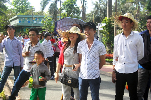 Du khách tham quan Khu du lịch Bửu Long.