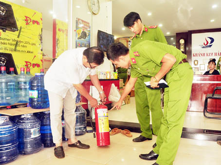 Cảnh sát phòng cháy, chữa cháy kiểm tra bình chữa cháy được trang bị tại một công ty cung cấp gas ở TX.Long Khánh.