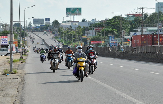 So với chiều tối 1-9, xe cộ lưu thông trên quốc lộ 1 đoạn qua TP.Biên Hòa đã thuận lợi hơn