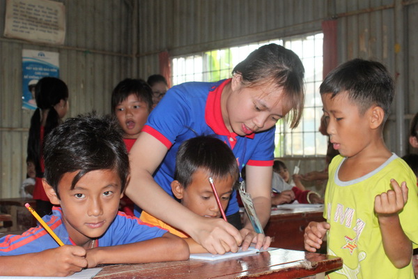 Các chiến sĩ thanh niên tình nguyện hè của Trường đại học Lạc Hồng rèn chữ cho các em thiếu nhi xã Mã Đà (huyện Vĩnh Cửu)