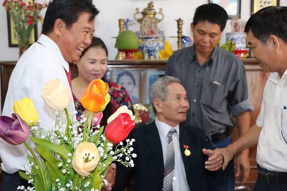 Đồng chí Thi Văn Dũng, (đầu tiên bên trái), Phó bí thư Thành ủy Biên Hòa thăm hỏi và trao tặng Huy hiệu 70 năm tuổi Đảng cho ông Nguyễn Xuân Thường. 