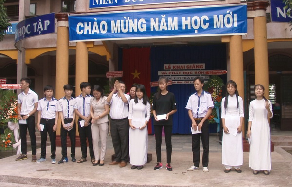 nhà trường cũng đã khen thưởng cho giáo viên và học sinh có thành tích tốt trong năm học 2016-2017