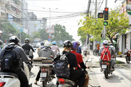 Nút giao đường Đồng Khởi với Lê Quý Đôn, xe máy chặn ngang đường buộc nhiều người phải leo lên vỉa hè để di chuyển. Ảnh: T. Hải