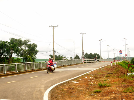 Cầu Đắc Lua nối gần xã Đắc Lua (huyện Tân Phú) với những địa phương còn lại trong tỉnh.
