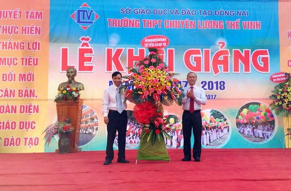 Đồng chí Nguyễn Phú Cường tặng hoa chúc mừng nhà trường