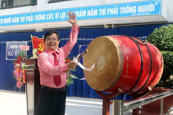 Thầy Nguyễn Ngọc Oánh, hiệu trưởng trường THPT Ngô Sĩ Liên đánh trống khai giảng năm học mới