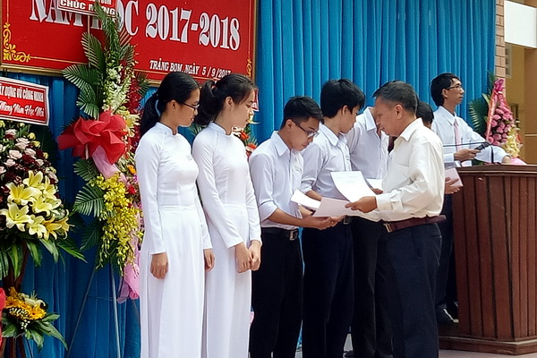 Ông Nguyễn Quốc Tuấn,  Phó phòng Giáo dục trung học – giáo dục thường xuyên,  Sở GD- ĐT khen thưởng các em học sinh đạt thành tích học tập xuất sắc.
