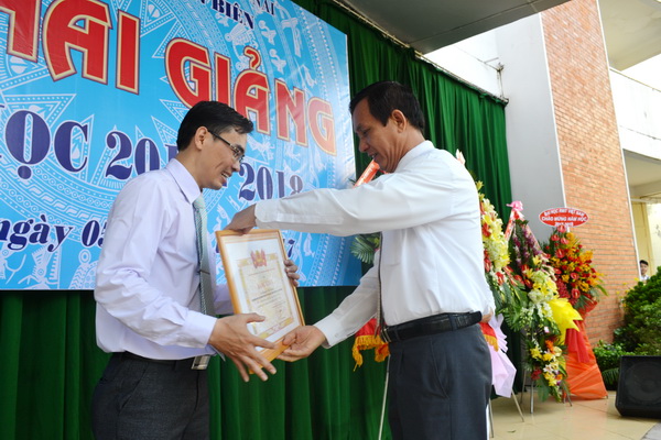 Đồng chí Trưởng ban Tổ chức Tỉnh ủy Phạm Văn Ru, trao bằng khen của Trung ương Đoàn TNCS Hồ Chí Minh, cho Đoàn Trường THPT Trấn Biên vì có nhiều thành tích trong công tác xã hội, từ thiện 