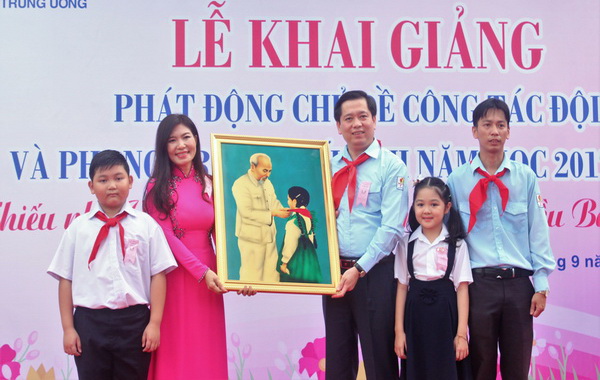 Chủ tịch Hội đồng Đội Trung ương Nguyễn Long Hải tặng Liên đội Trường tiểu học Nguyễn An Ninh bức tranh Bác Hồ với thiếu nhi và khăn quàng đỏ