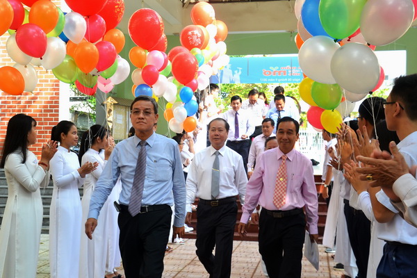 Chủ tịch UBND tỉnh Đinh Quốc Thái đến dự lễ khai giảng tại trường Ngô Quyền (NQ1 – K.Giới)