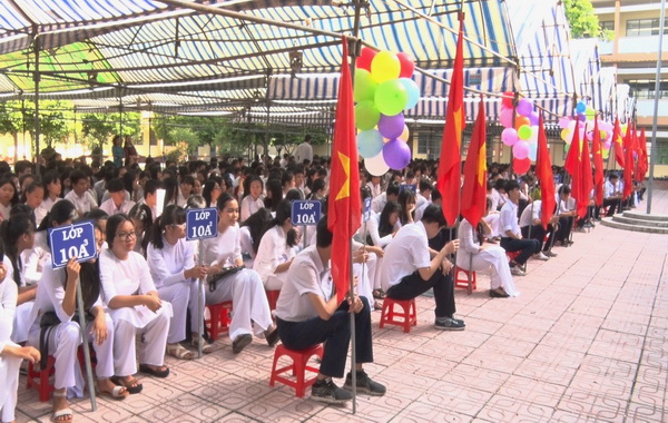 Học sinh trường THPT Tân Phú dự lễ khai giảng.