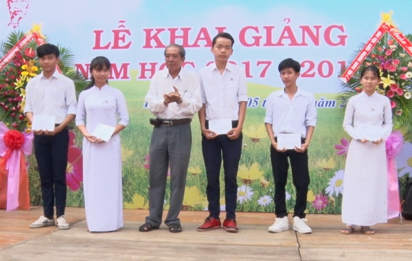Hội khuyến học huyện Định Quán trao tặng học bỏng cho các học sinh.