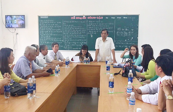 Đồng chí Huỳnh Văn Tới dự buổi tọa đàm thân mật với tập thể Hội đồng sư phạm nhà trường