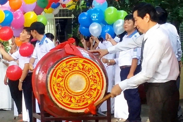 Thầy Từ Ngọc Long-Hiệu trưởng Trường THPT Nguyễn Đình Chiểu đánh trống khai giảng năm học mới