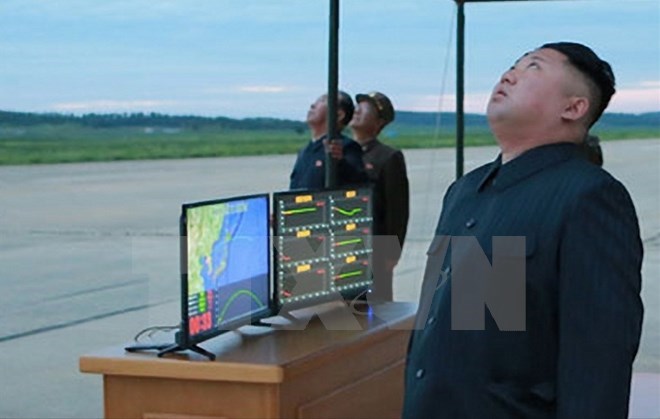 Nhà lãnh đạo Triều Tiên Kim Jong-un (phải) theo dõi vụ phóng tên lửa đạn đạo Hwasong-12 ở Bình Nhưỡng ngày 29/8. (Nguồn: Yonhap/TTXVN)
