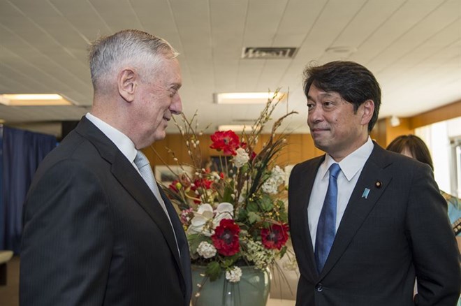 Bộ trưởng Quốc phòng Nhật Bản Itsunori Onodera (phải) và người đồng cấp Mỹ Jim Mattis. (Nguồn: Department of Defense)
