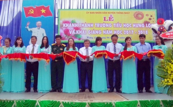 Chủ tịch UBND huyện Trần Văn Chiến và các đại biểu cắt băng khánh thành trường tiểu học Hưng Lộc
