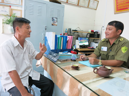Ông Nguyễn Viết Hạnh (trái) báo cáo tình hình an ninh trật tự với Phó trưởng công an xã Phước Thái Nguyễn Văn Xuân.