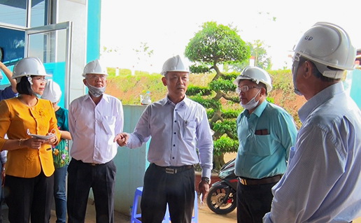Đồng chí Nguyễn Phú Cường, Bí thư Tỉnh ủy tham quan Nhà máy xử lý chất thải