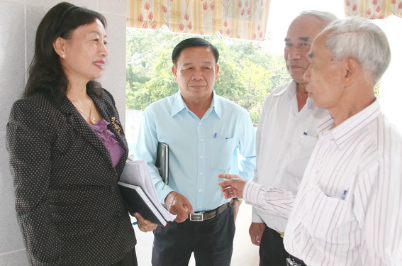 Phó chủ tịch Uỷ ban MTTQ tỉnh Bùi Thị Liễu trao đổi cùng các đại biểu về tham dự hội nghị
