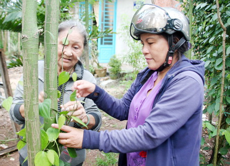Bà Huỳnh Thị Hương Ngọc, Chủ tịch Hội Liên hiệp phụ nữ xã Xuân Thọ, huyện Xuân Lộc (bìa phải) đến nhà bà Huỳnh Thị Mai để vận động tham gia sinh hoạt.