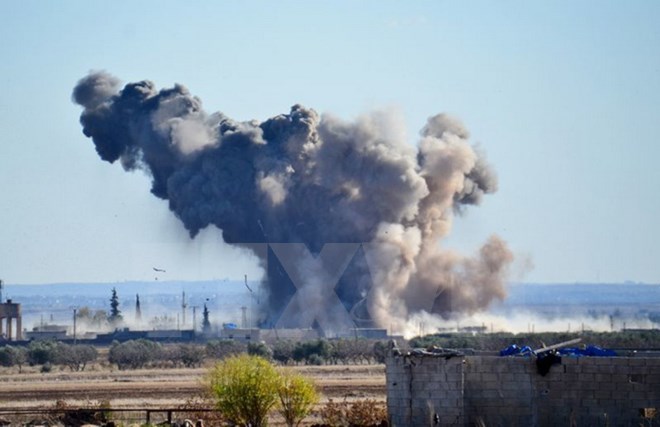 Khói bốc lên sau một cuộc không kích tại Deir al-Zor, Syria. (Nguồn: AA/ABACAPRESS.COM/TTXVN)