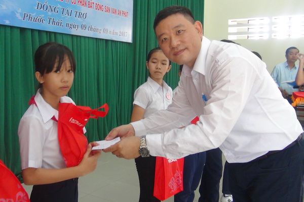 Ông Thái Bỉnh Hiên-Phó TGĐ Công ty VeDan đang trao quà cho các em học sinh