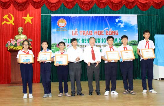 TP.Biên Hòa tuyên dương các học sinh cấp tiểu học và THCS đoạt giải cao tại các hội thi học sinh giỏi quốc gia năm học 2016-2017.
