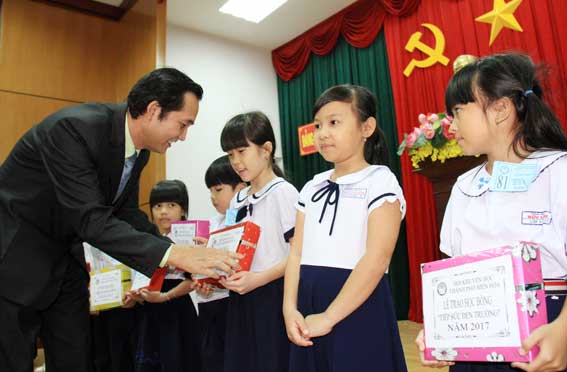 Đại diện Công ty TNHH Amway Việt Nam tặng học bổng cho học sinh.