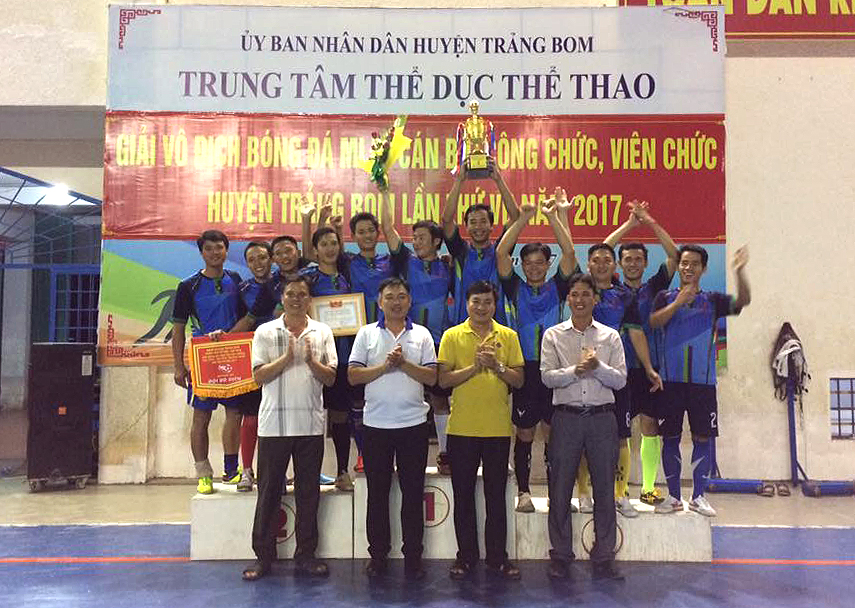 Ban tổ chức trao cúp vô địch cho đội Phòng Giáo dục – đào tạo huyện Trảng Bom