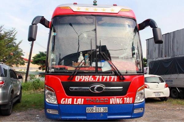 Xe khách của hãng xe Tân Niên bị đập hư hỏng kính trước - cộng tác viên