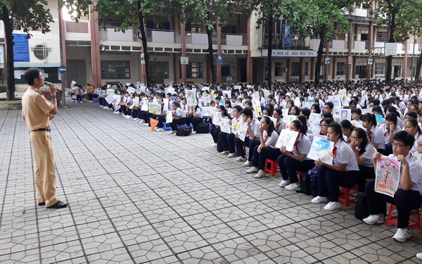 Cảnh sát giao thông Công an TP.Biên Hoà tuyên truyền luật an toàn giao thông cho các em học sinh Trường THCS Trần Hưng Đạo