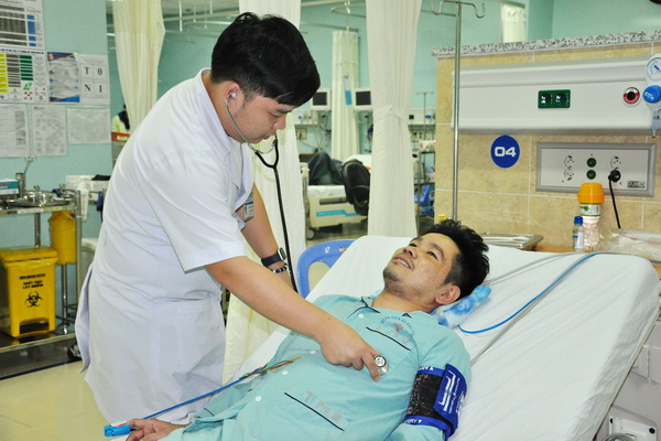Bác sĩ Đặng Hà Hữu Phước, Phó trưởng khoa Tim mạch can thiệp Bệnh viện đa khoa Đồng Nai, tái khám cho một bệnh nhân. Ảnh: Đ.Ngọc