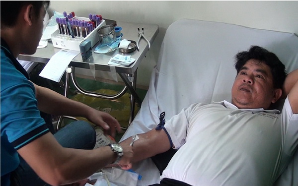 Anh Nguyễn Đình Phước (bên phải), tình nguyện viên đã 25 lần tham gia hiến máu.