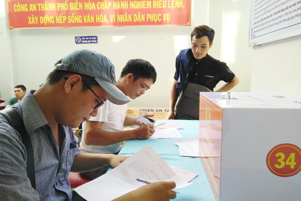 Người dân đóng góp ý kiến tại bộ phận giải quyết thủ tục hành chính Công an TP.Biên Hòa.