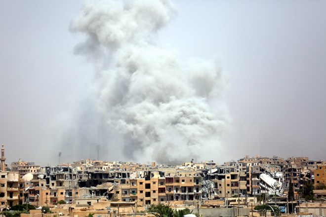 Khói bốc lên sau một cuộc không kích tại Raqqa, Syria. (Nguồn: AFP/TTXVN)