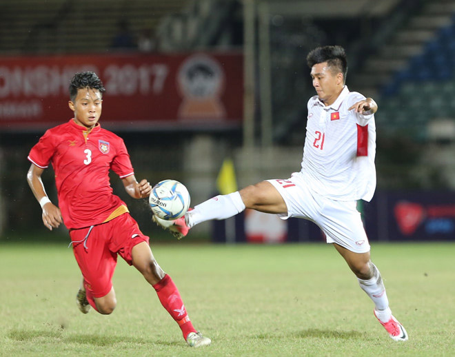 Thua ngược chủ nhà U.18 Myanmar (áo đỏ), U.18 Việt Nam dừng bước ở vòng loại.