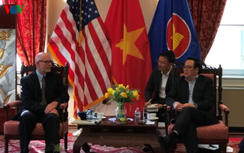 Trưởng Ban Đối ngoại Trung ương Hoàng Bình Quân (phải) trao đổi với các đối tác Hoa Kỳ