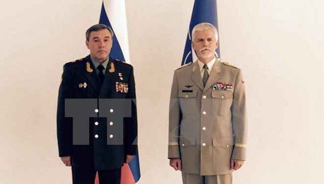 Tổng Tham mưu trưởng Các lực lượng vũ trang Nga, Tướng Valery Gerasimov (trái) đã có cuộc gặp với Chủ tịch Ủy ban Quân sự Tổ chức Hiệp ước Bắc Đại Tây Dương (NATO), Tướng Petr Pavel (phải). (Nguồn: NATO HQ/ TTXVN)